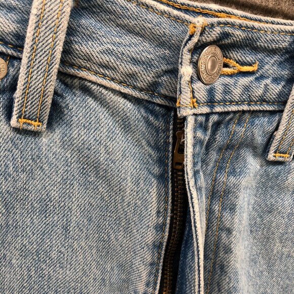 Levi's High Waisted Mom Shorts Womens 27 Light Wash Blue Distressed Cutoff - Picture 3 of 13